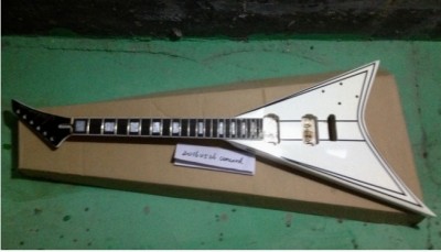 The Jackson logo looks nice, the full works alder body, maple neck, ebony fretboard.